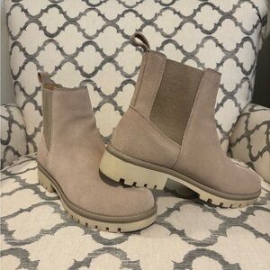 Women’s Taupe Suede Chelsea Lug Boot Size 7.5